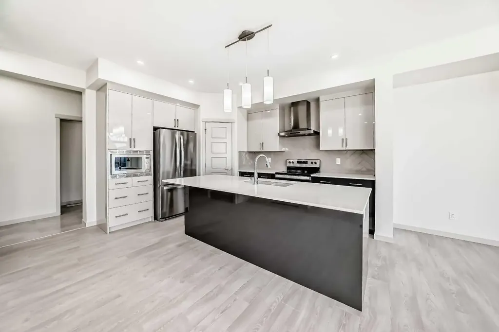 31 Lucas Passage NW Calgary AB T3P 1Z4