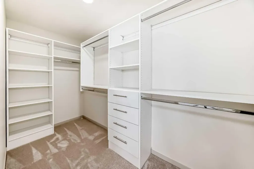 31 Lucas Passage NW Calgary AB T3P 1Z4
