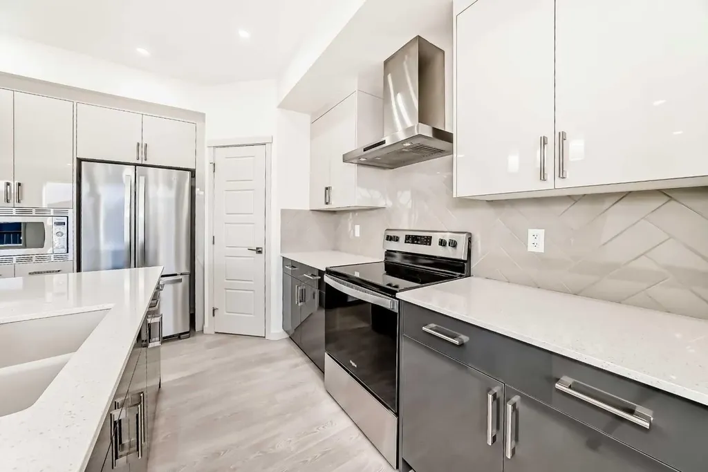 31 Lucas Passage NW Calgary AB T3P 1Z4