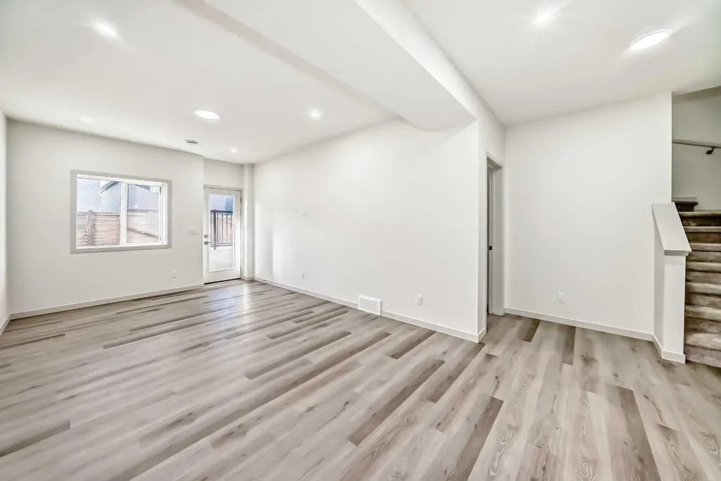 31 Lucas Passage NW Calgary AB T3P 1Z4
