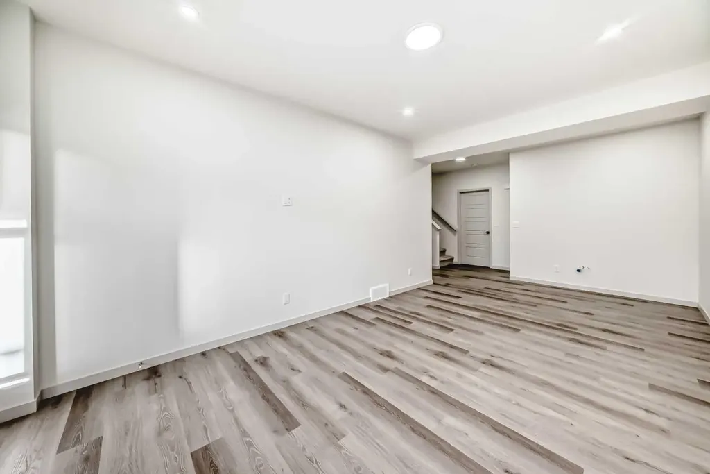 31 Lucas Passage NW Calgary AB T3P 1Z4