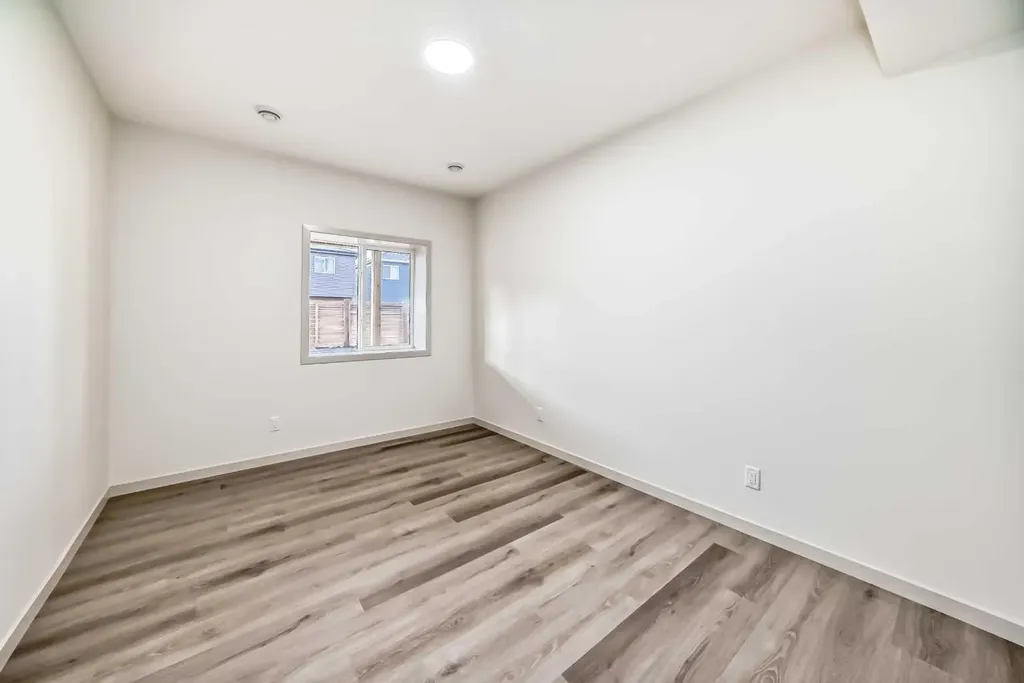 31 Lucas Passage NW Calgary AB T3P 1Z4