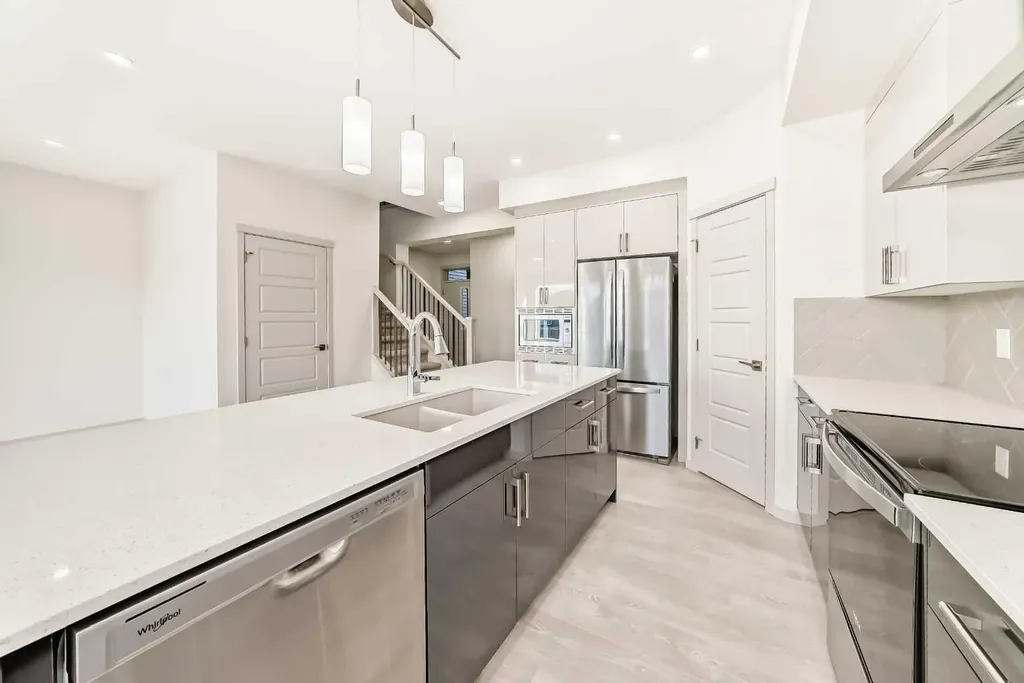 31 Lucas Passage NW Calgary AB T3P 1Z4