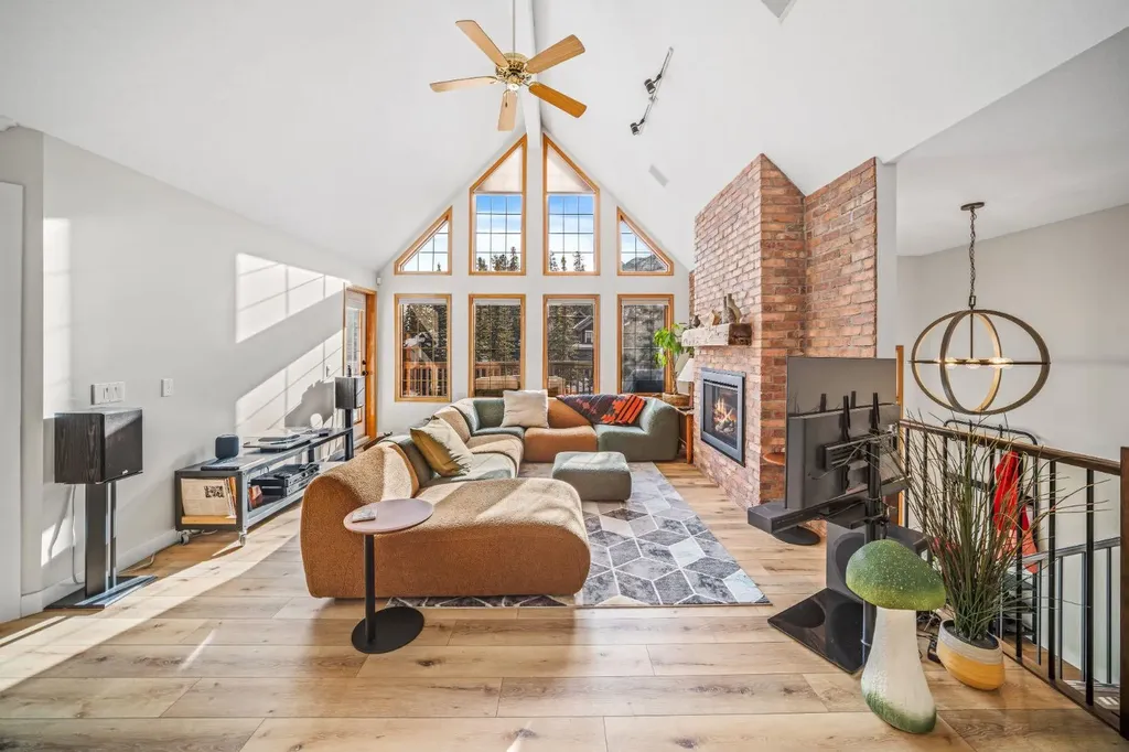 108 Lougheed Circle Banff AB T1L 1B4