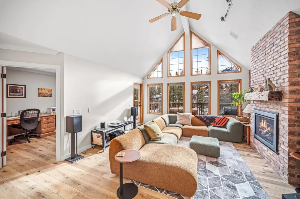 108 Lougheed Circle Banff AB T1L 1B4