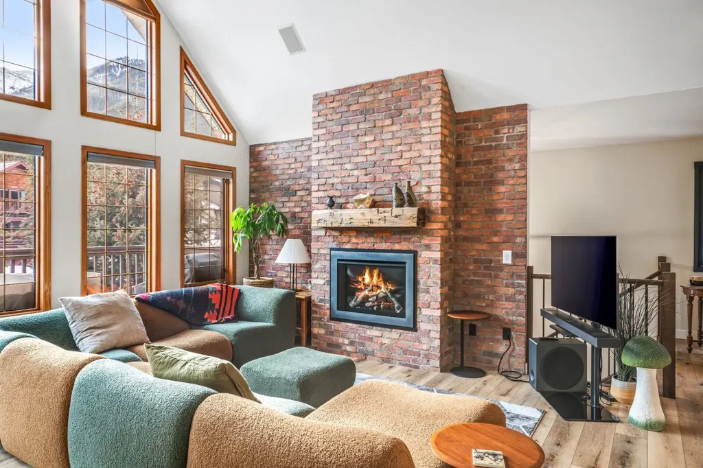 108 Lougheed Circle Banff AB T1L 1B4