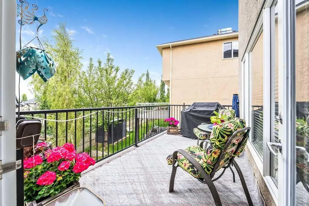 20 Sherwood Rise NW Calgary AB T3R 1P3