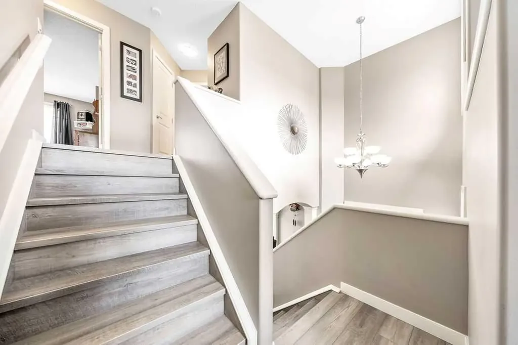 20 Sherwood Rise NW Calgary AB T3R 1P3