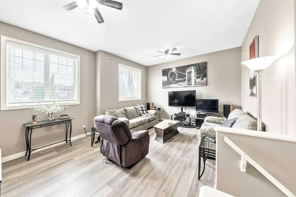 20 Sherwood Rise NW Calgary AB T3R 1P3