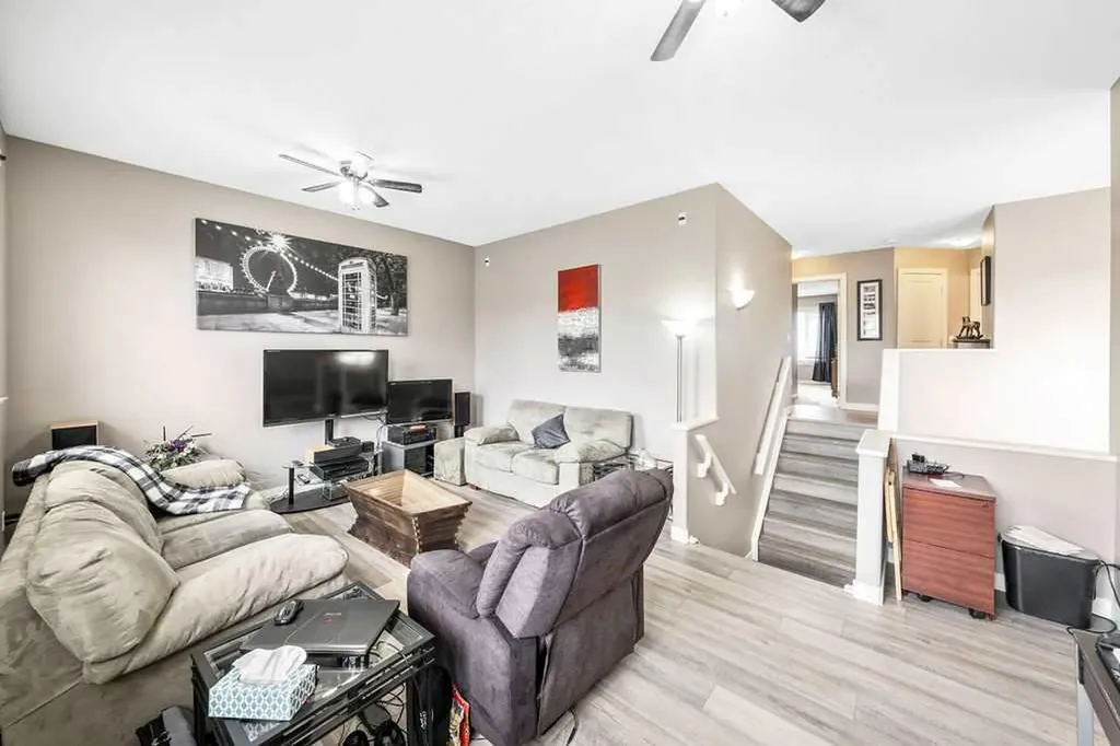 20 Sherwood Rise NW Calgary AB T3R 1P3