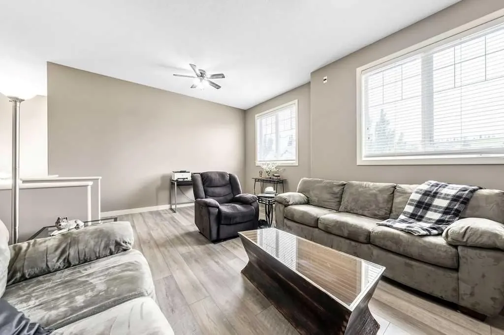 20 Sherwood Rise NW Calgary AB T3R 1P3