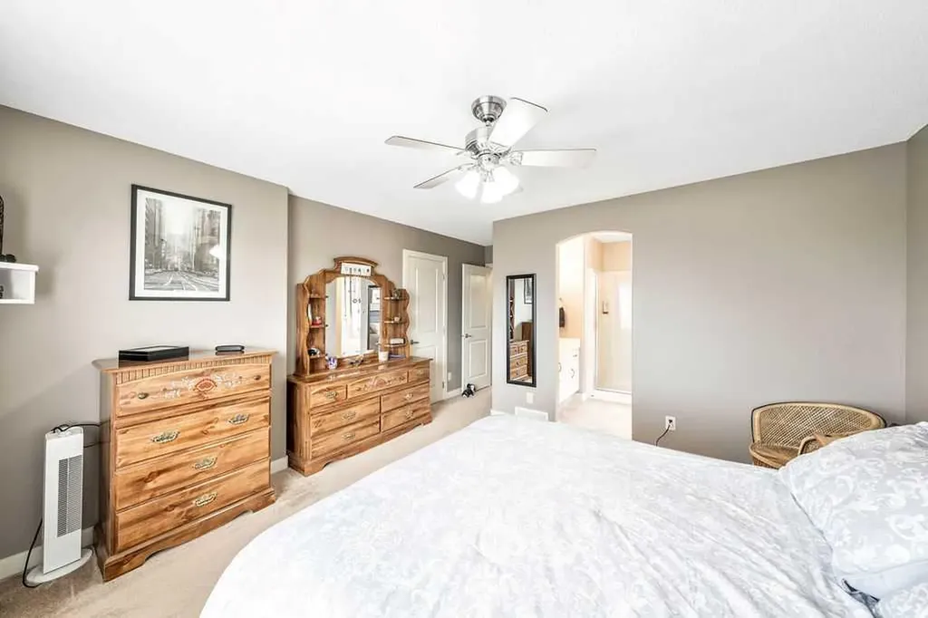 20 Sherwood Rise NW Calgary AB T3R 1P3