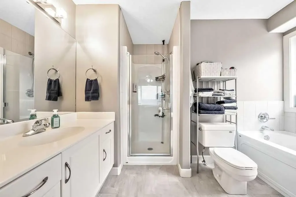 20 Sherwood Rise NW Calgary AB T3R 1P3
