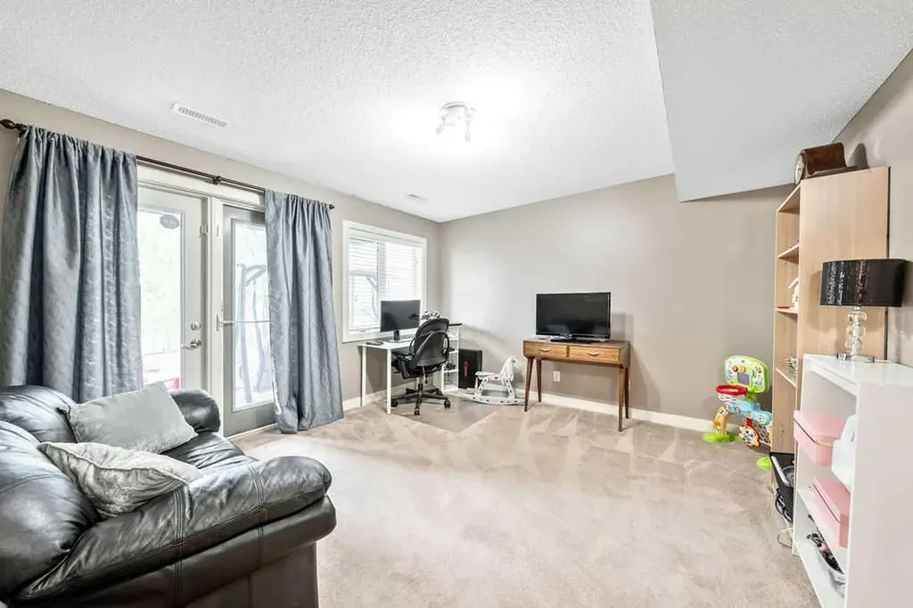 20 Sherwood Rise NW Calgary AB T3R 1P3