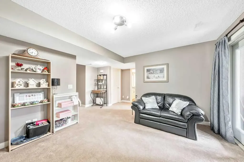 20 Sherwood Rise NW Calgary AB T3R 1P3
