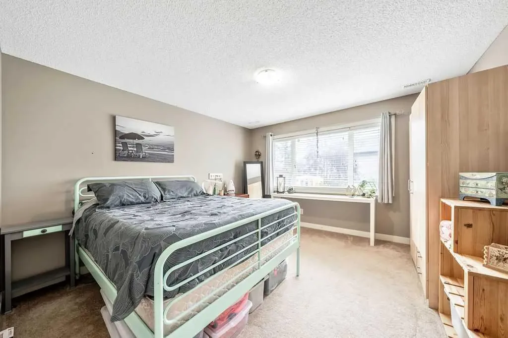 20 Sherwood Rise NW Calgary AB T3R 1P3