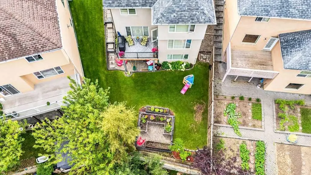 20 Sherwood Rise NW Calgary AB T3R 1P3