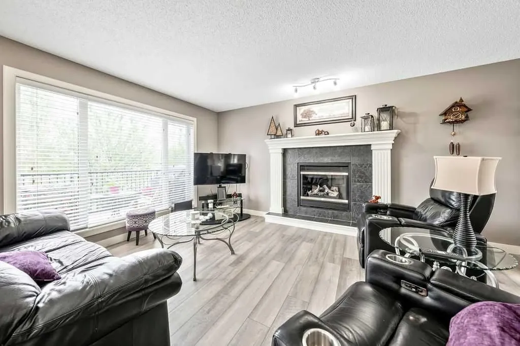 20 Sherwood Rise NW Calgary AB T3R 1P3