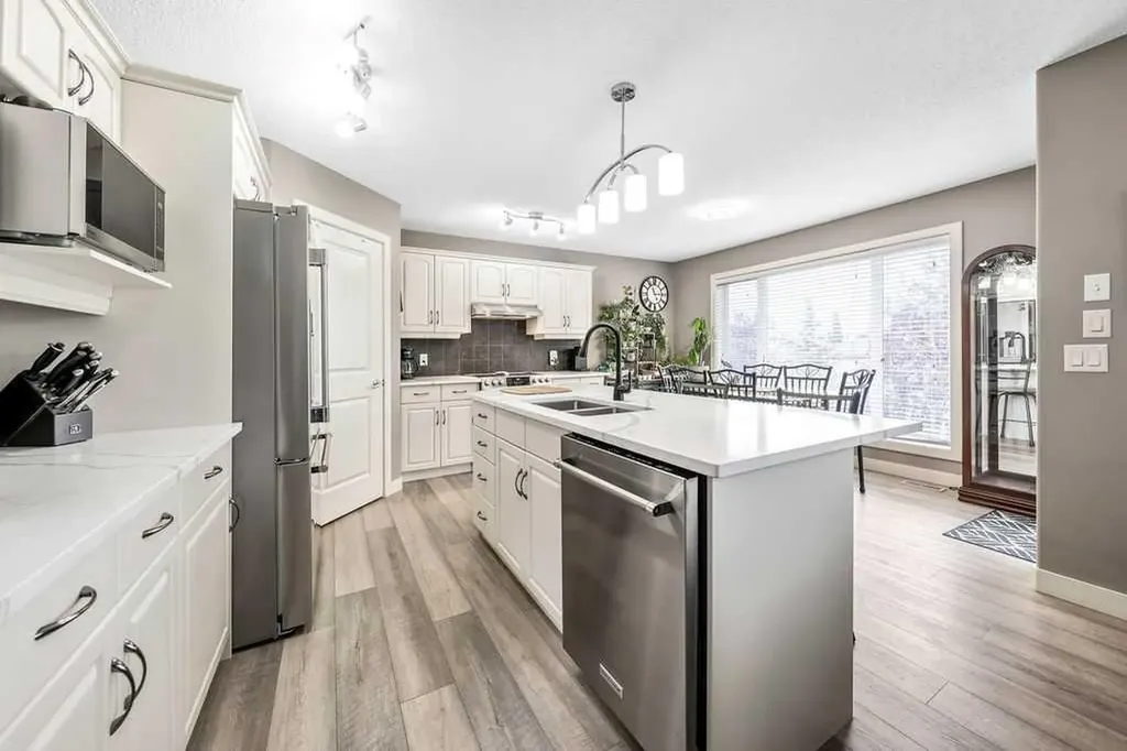 20 Sherwood Rise NW Calgary AB T3R 1P3