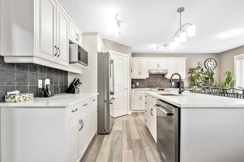 20 Sherwood Rise NW Calgary AB T3R 1P3