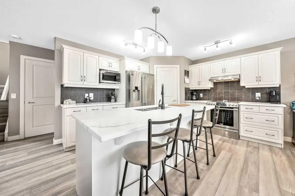 20 Sherwood Rise NW Calgary AB T3R 1P3