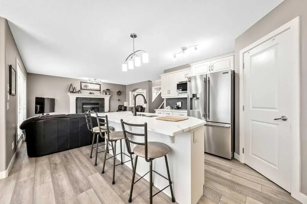 20 Sherwood Rise NW Calgary AB T3R 1P3