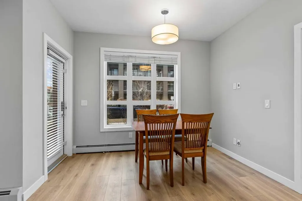 383 Smith Street NW Calgary AB T3B 6J9