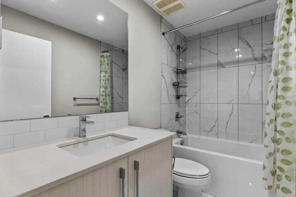 383 Smith Street NW Calgary AB T3B 6J9