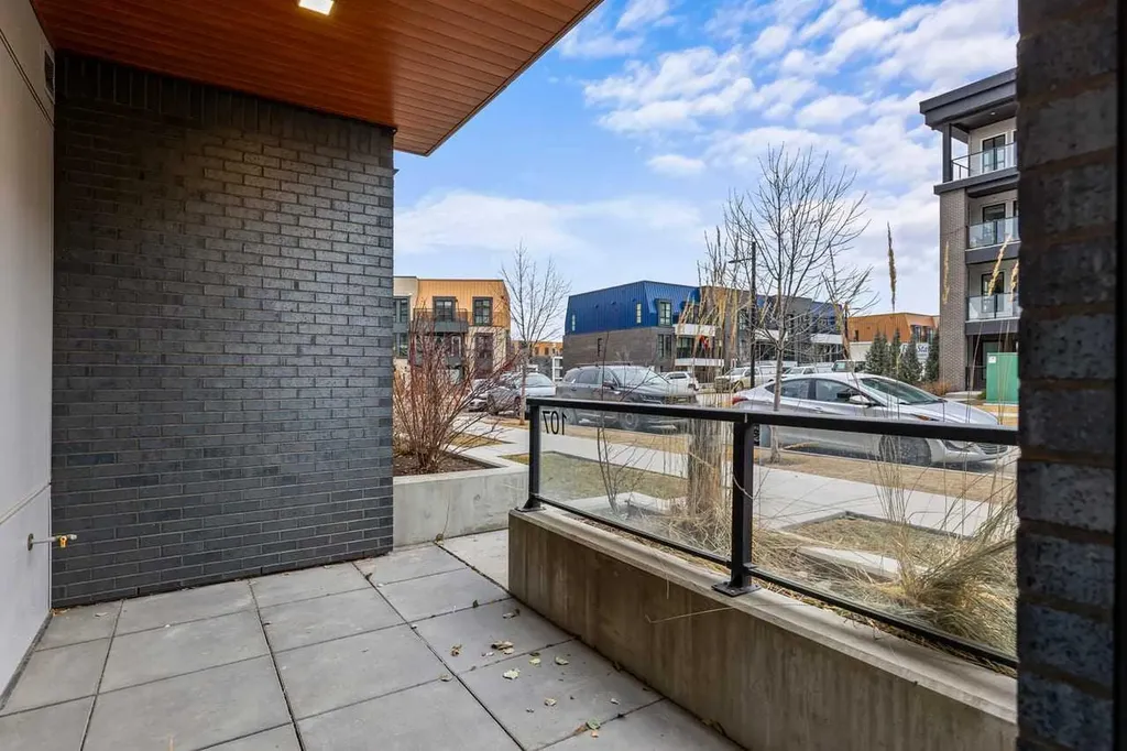 383 Smith Street NW Calgary AB T3B 6J9