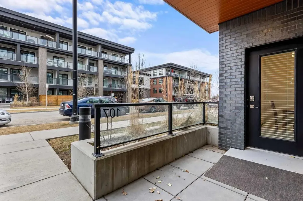 383 Smith Street NW Calgary AB T3B 6J9