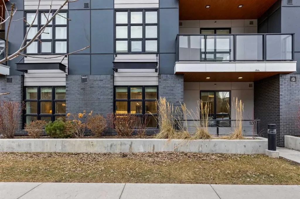 383 Smith Street NW Calgary AB T3B 6J9