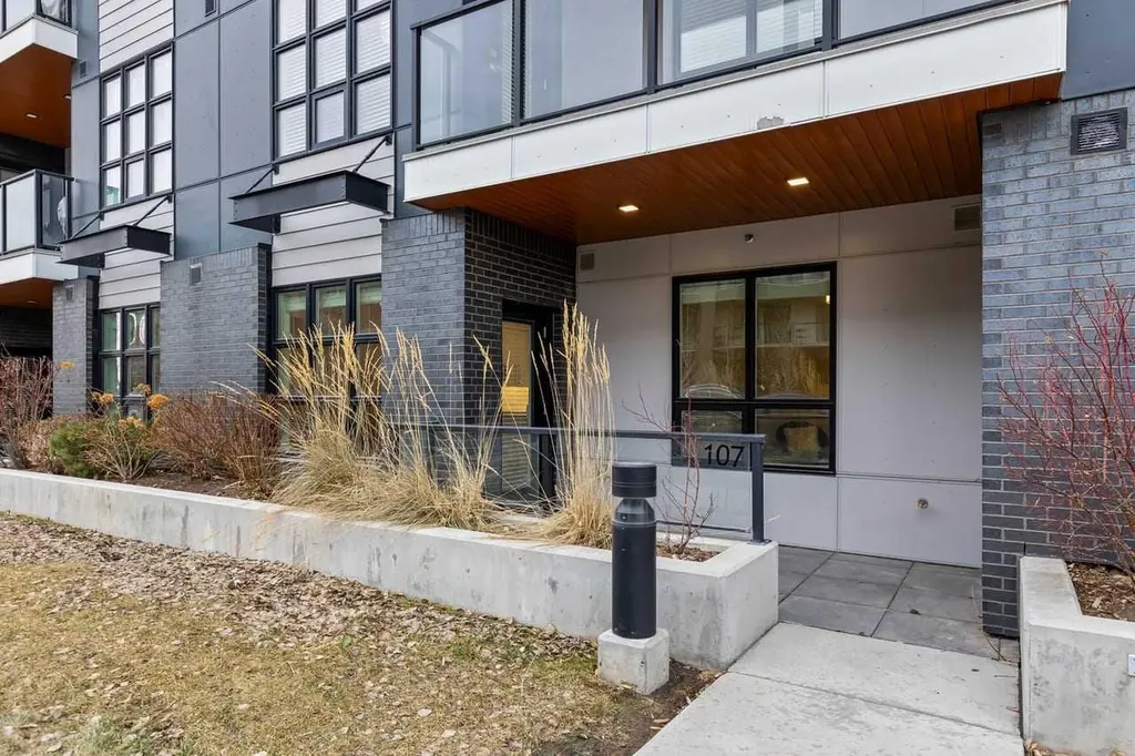 383 Smith Street NW Calgary AB T3B 6J9