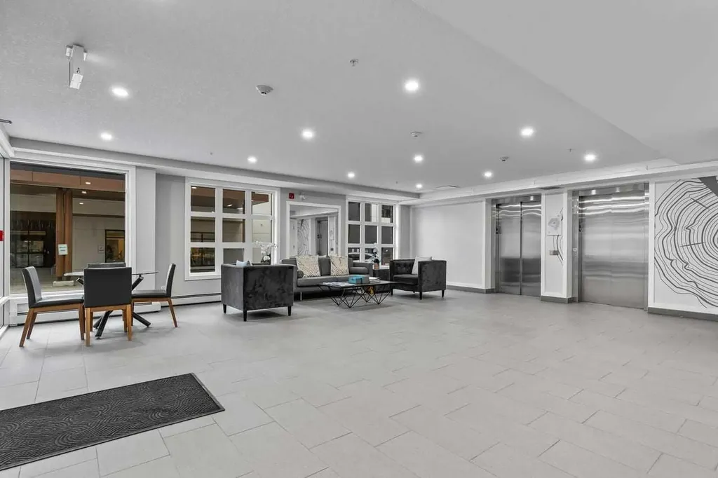 383 Smith Street NW Calgary AB T3B 6J9