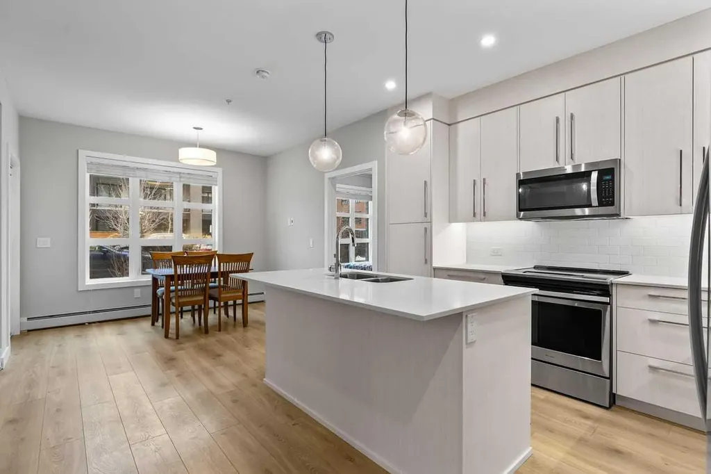 383 Smith Street NW Calgary AB T3B 6J9