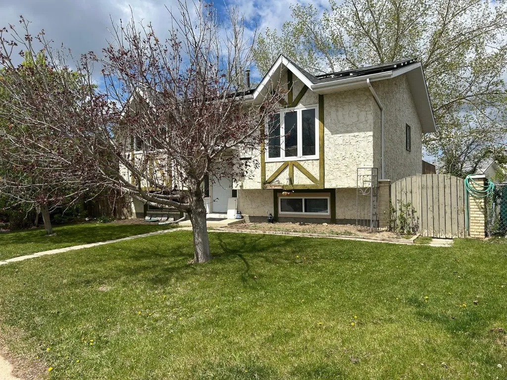 44 Wildrose Crescent W Brooks AB T1R 0A4