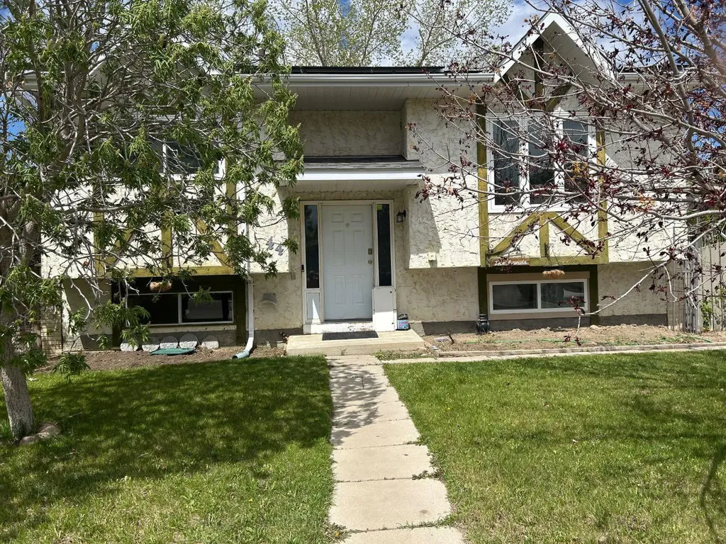 44 Wildrose Crescent W Brooks AB T1R 0A4
