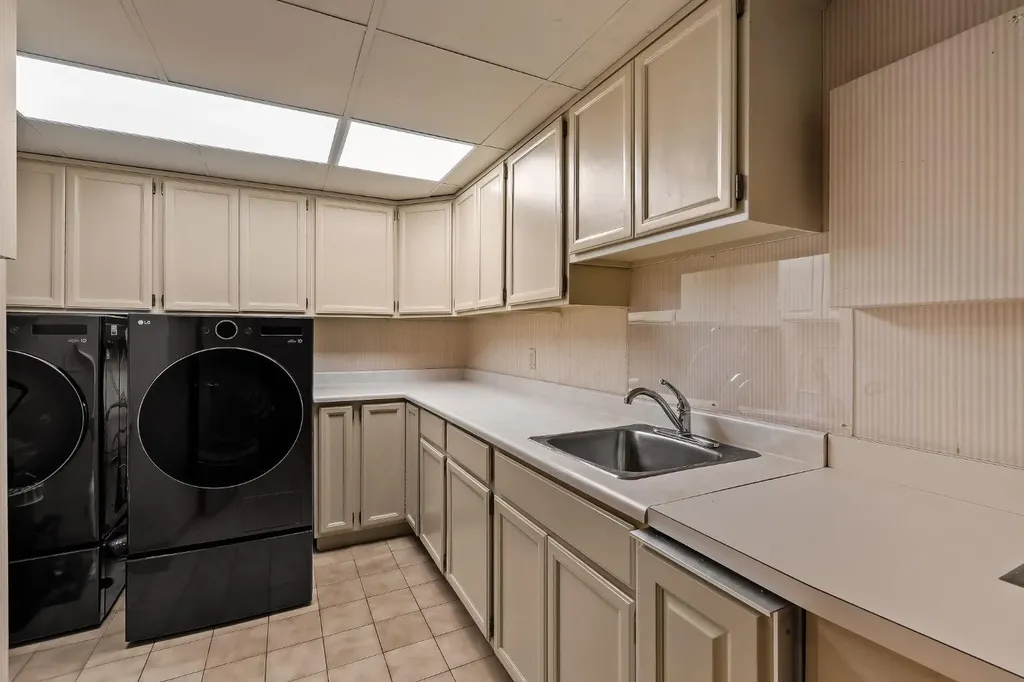 1100 8 Avenue SW Calgary AB T2P 3T9