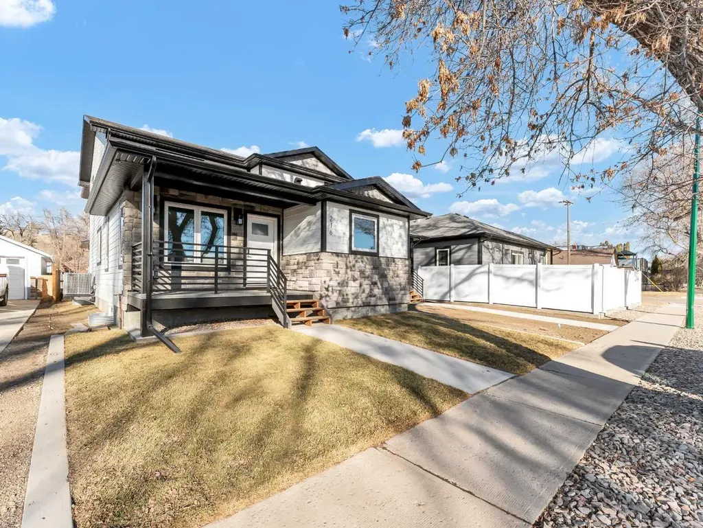 216 2 Street NW Medicine Hat AB T1A6J5