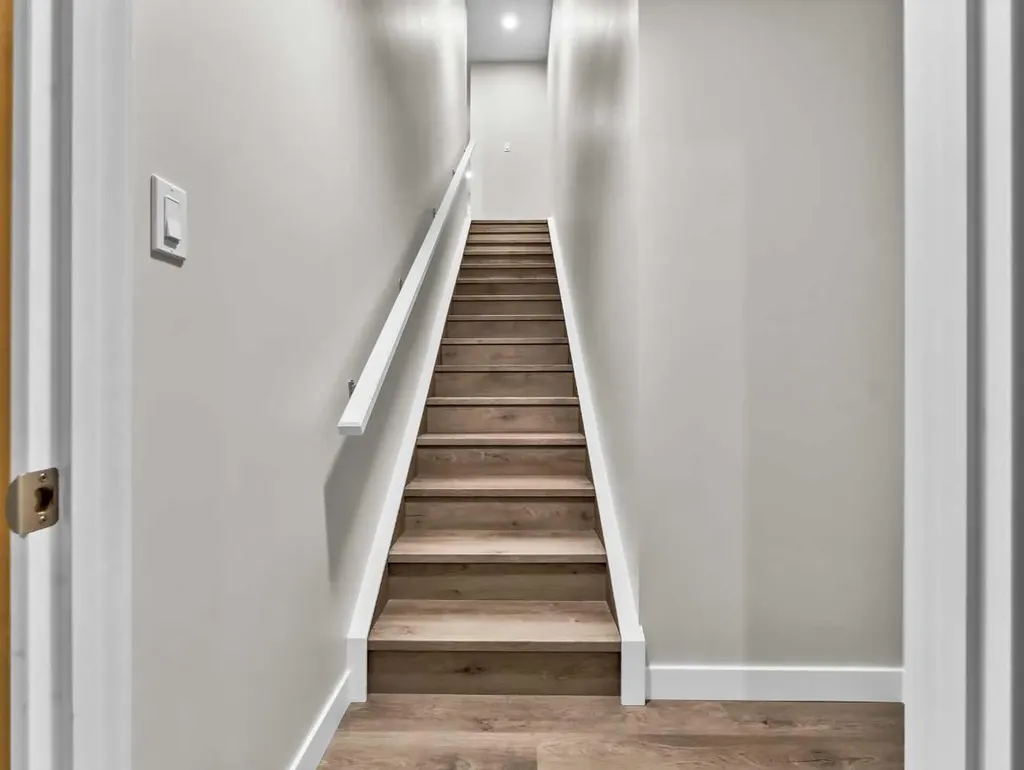 216 2 Street NW Medicine Hat AB T1A6J5