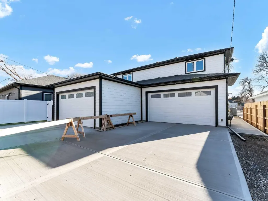 216 2 Street NW Medicine Hat AB T1A6J5