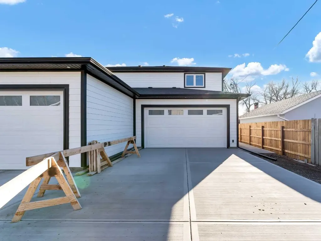 216 2 Street NW Medicine Hat AB T1A6J5