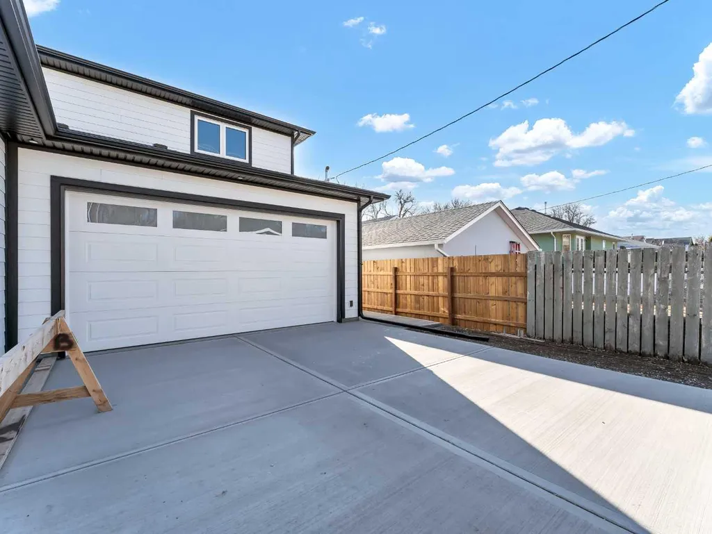 216 2 Street NW Medicine Hat AB T1A6J5