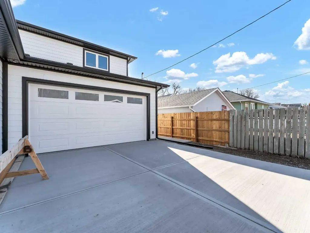 216 2 Street NW Medicine Hat AB T1A6J5