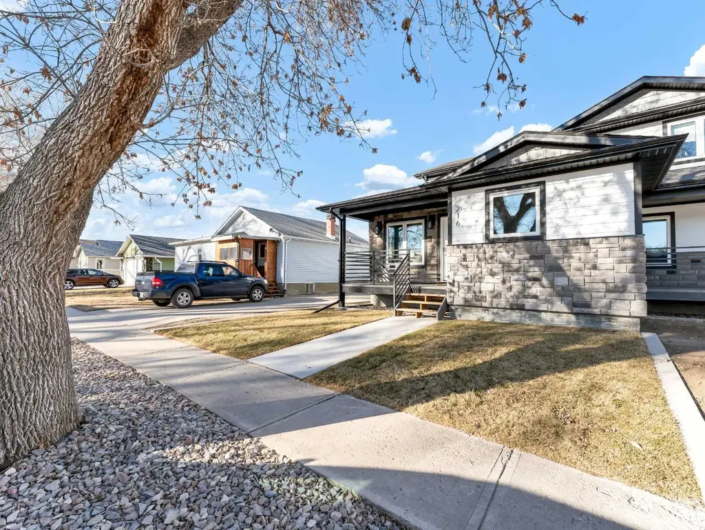 216 2 Street NW Medicine Hat AB T1A6J5