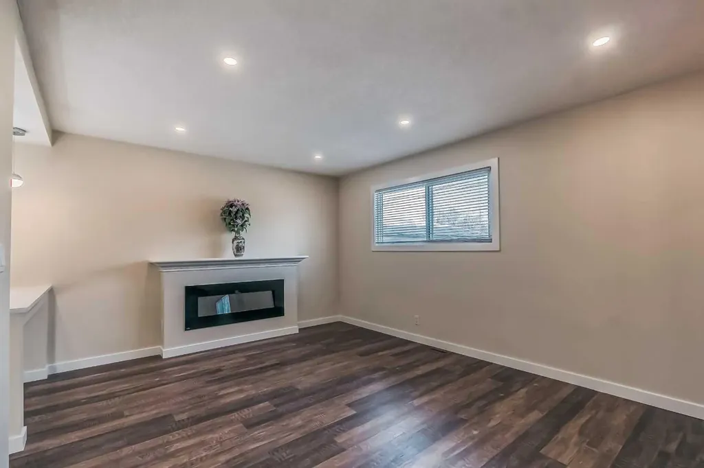 23 Cheltenham Road NW Calgary AB T2L 0M4