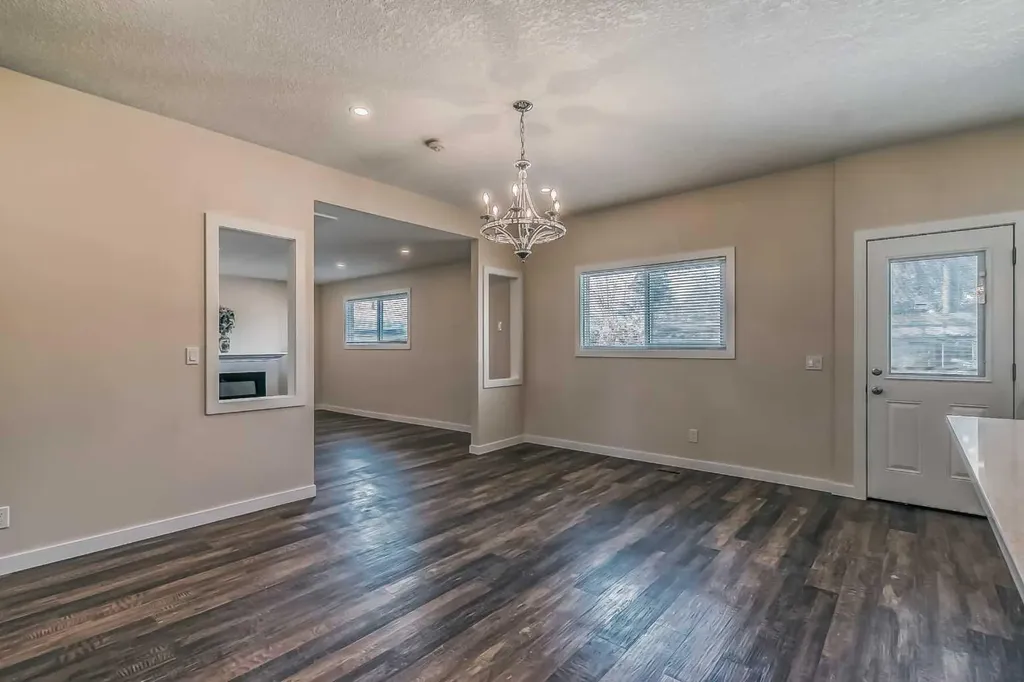 23 Cheltenham Road NW Calgary AB T2L 0M4