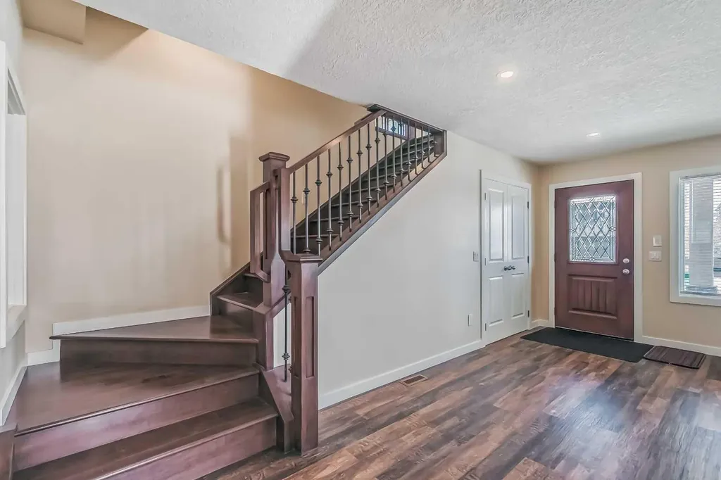 23 Cheltenham Road NW Calgary AB T2L 0M4
