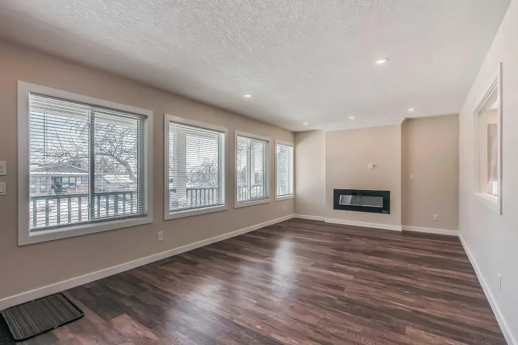 23 Cheltenham Road NW Calgary AB T2L 0M4