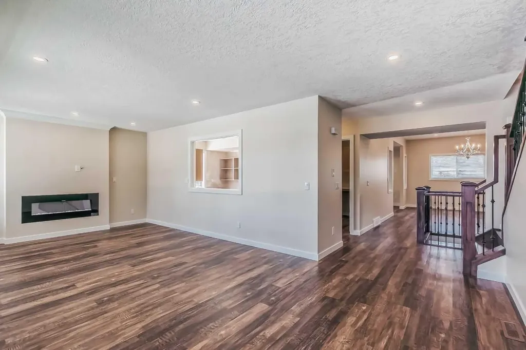 23 Cheltenham Road NW Calgary AB T2L 0M4