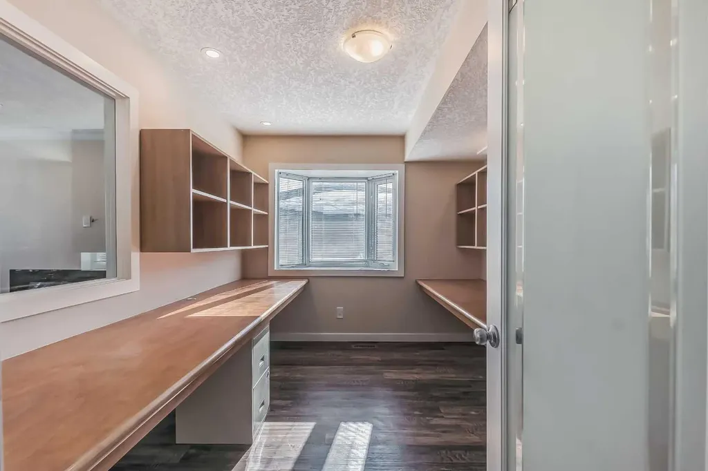 23 Cheltenham Road NW Calgary AB T2L 0M4